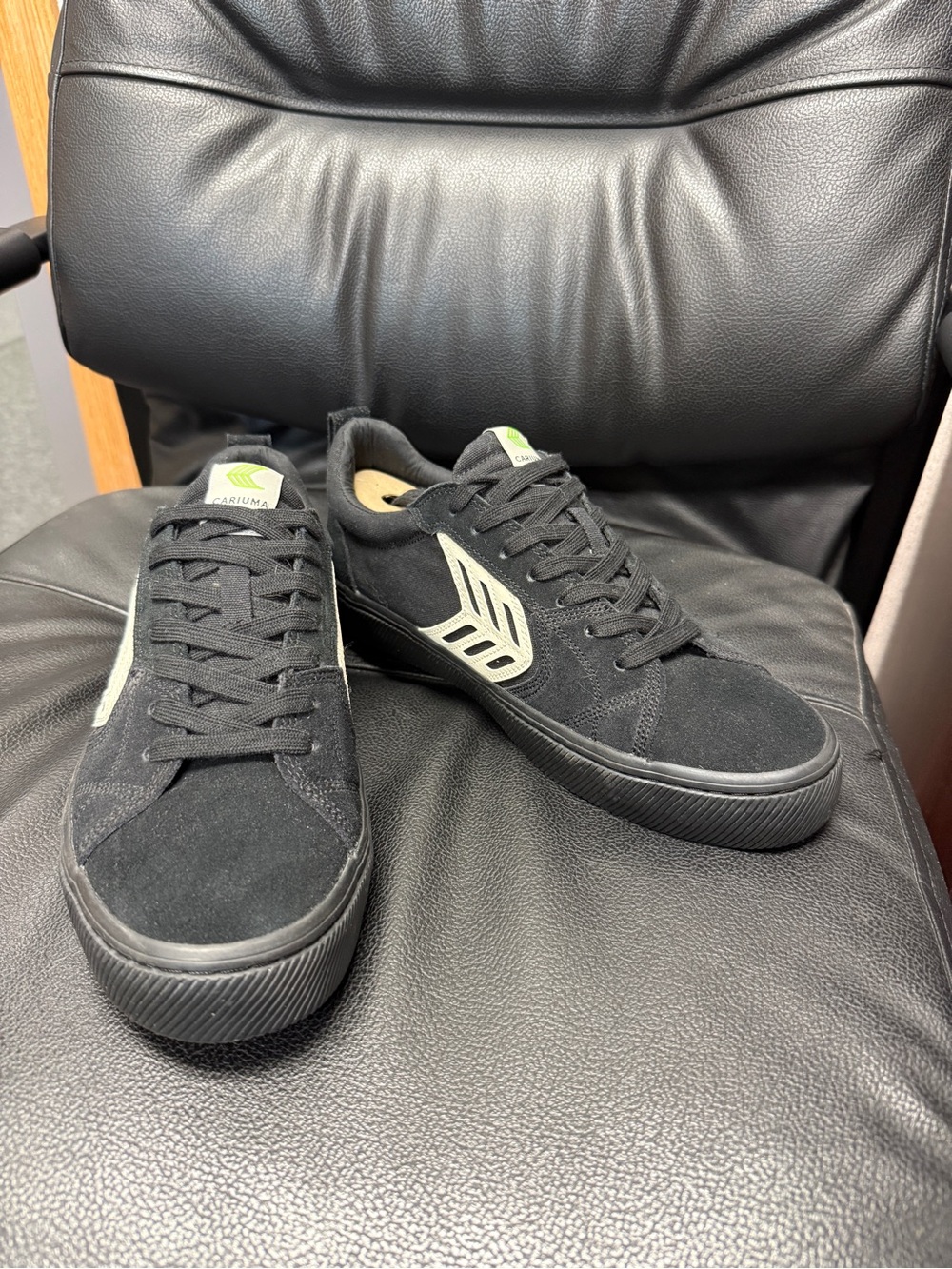 Cariuma Catiba Pro Low Men’s Black Suede Sneakers - NWT